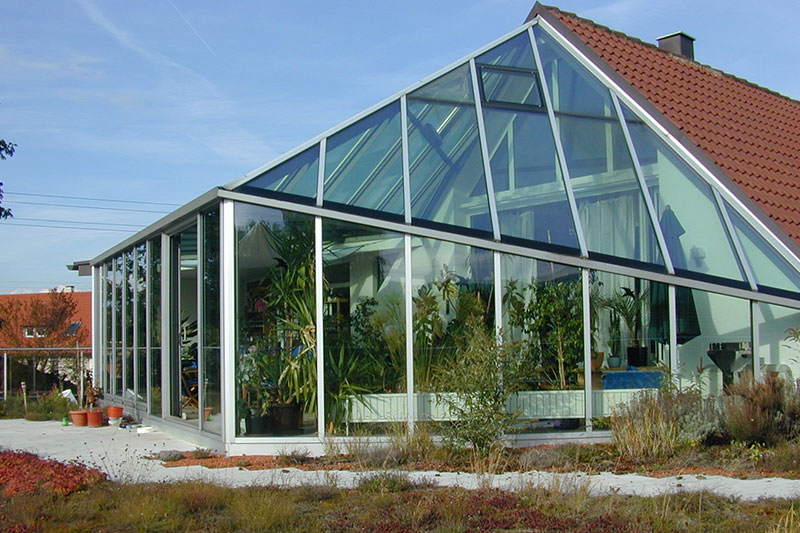 Aufbau eines Dachgartens mit Glasanbau an eine Dachwohnung auf einem Fabrikgebäude.